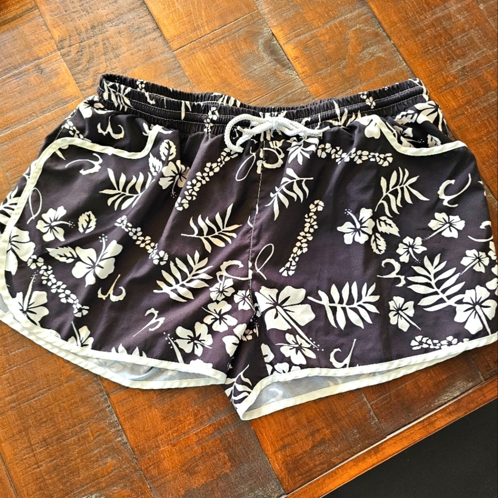 Floral Black and White Women's Shorts